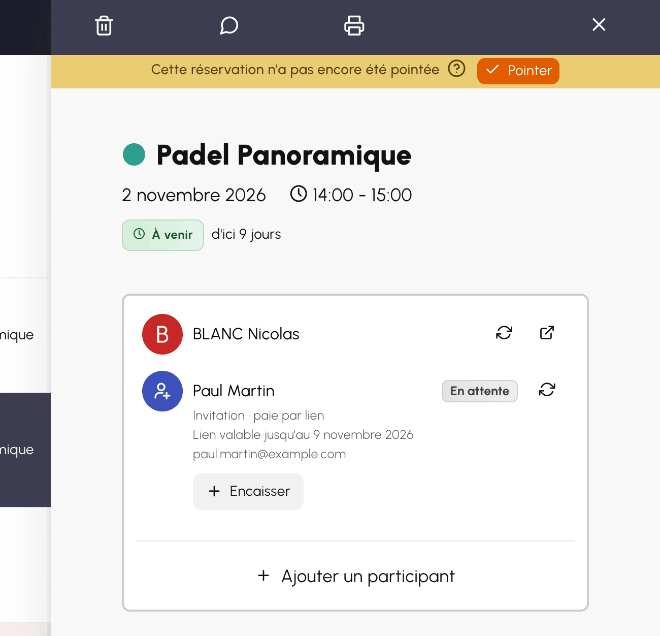 Détail d'une réservation vu par le gestionnaire : ligne de l'invité en attente de paiement avec le bouton Encaisser