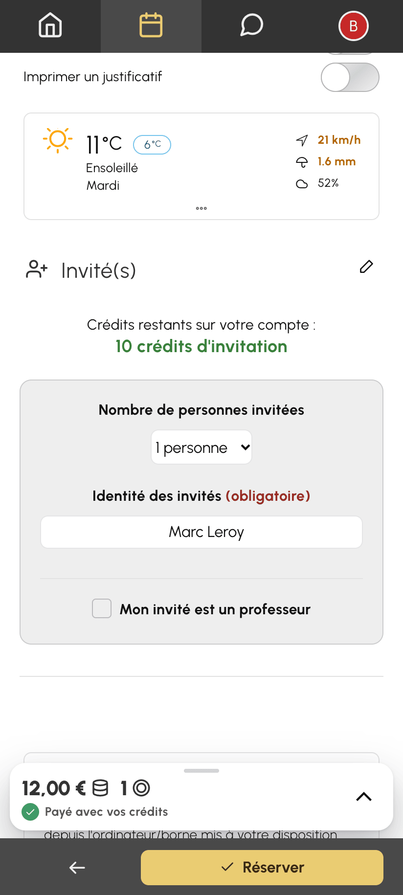 Formulaire de réservation sur téléphone : choix Invité(s), crédits d'invitation restants, nombre de personnes et identité de l'invité