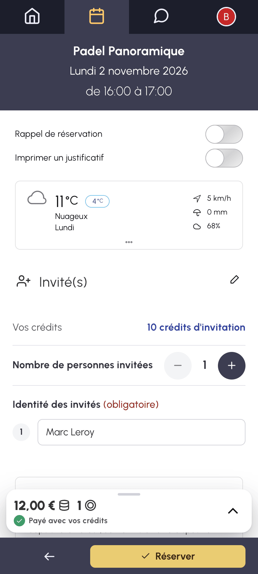 Formulaire de réservation sur téléphone : choix Invité(s), crédits d'invitation restants, nombre de personnes et identité de l'invité
