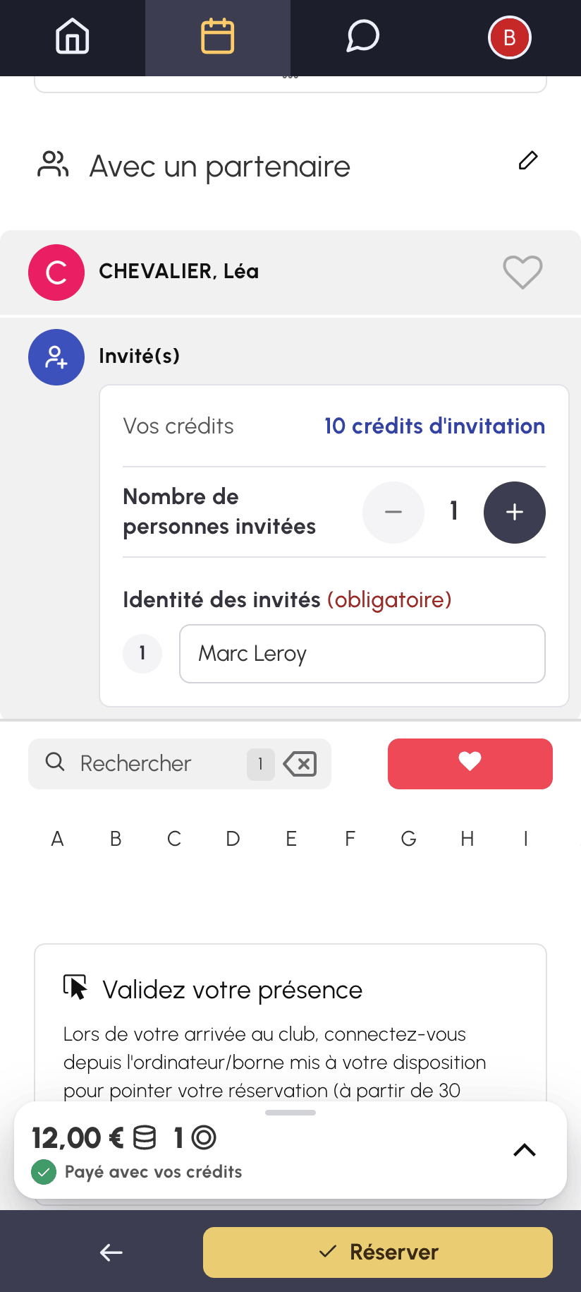 Choix Avec un partenaire sur téléphone : partenaire cochée et ligne Invité(s) en tête de la liste, avec le nombre de personnes et l'identité de l'invité