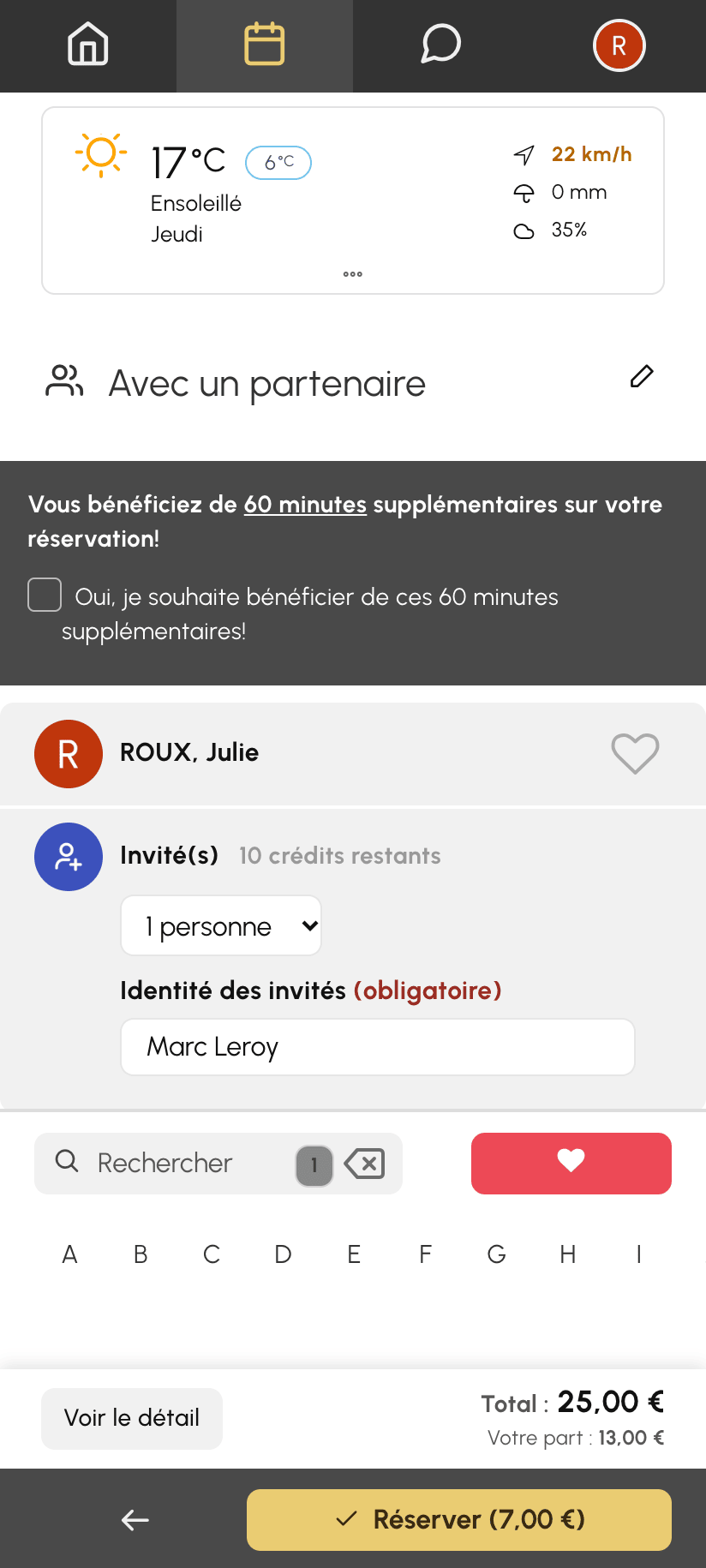 Choix Avec un partenaire sur téléphone : partenaire cochée et ligne Invité(s) en tête de la liste, avec le nombre de personnes et l'identité de l'invité