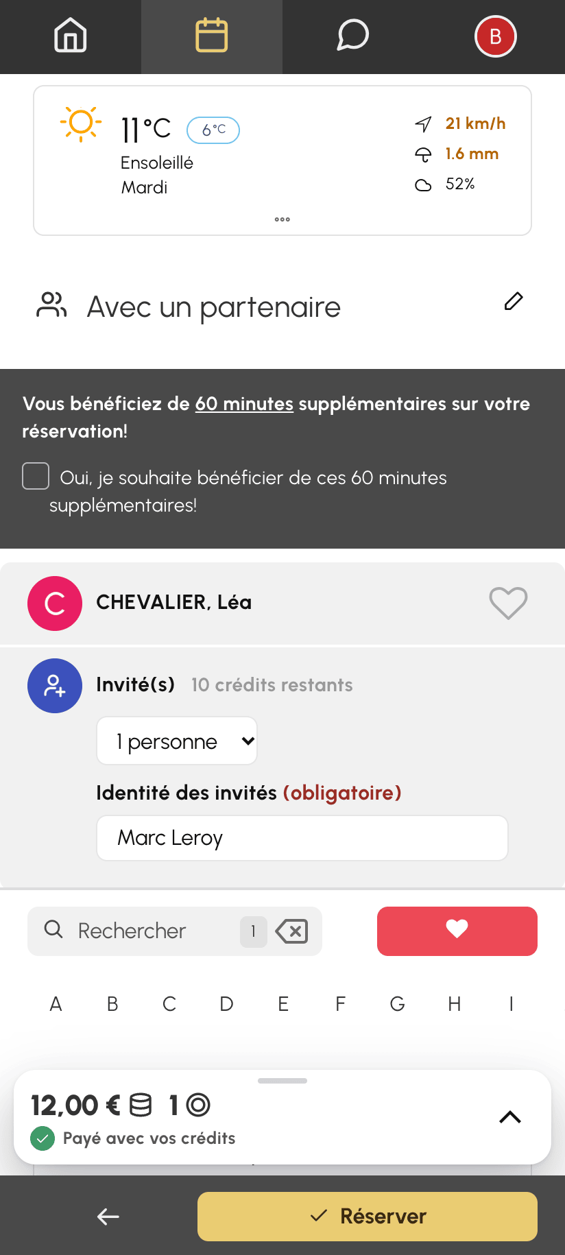 Choix Avec un partenaire sur téléphone : partenaire cochée et ligne Invité(s) en tête de la liste, avec le nombre de personnes et l'identité de l'invité