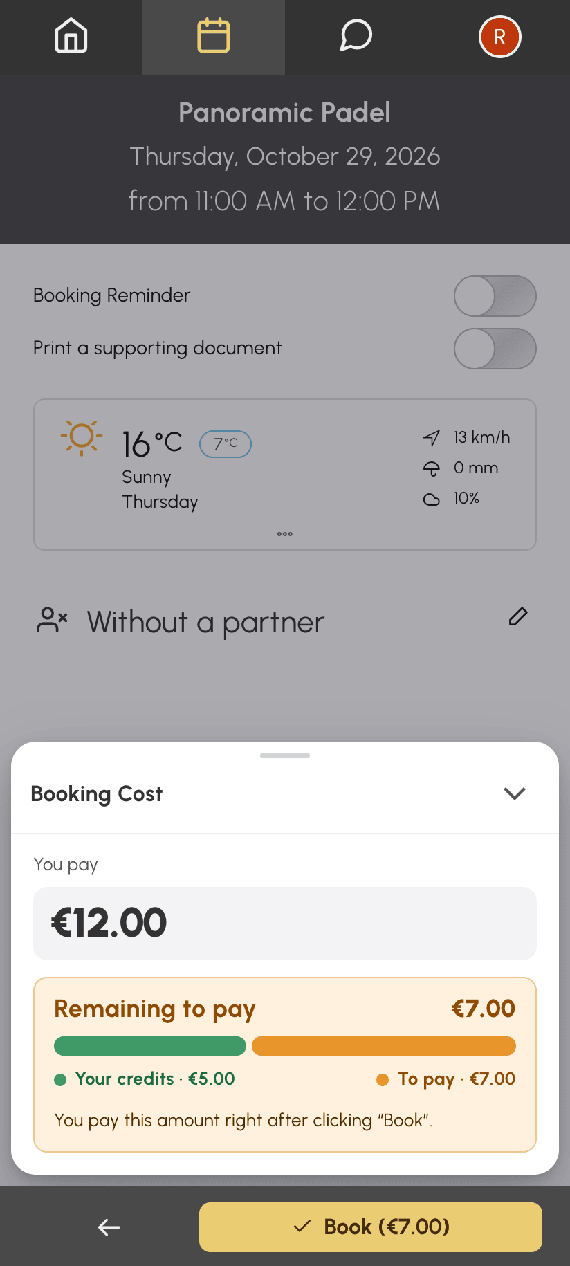 Uitgeklapt kostendetail op mobiel: nog 7 € te betalen, deel gedekt door het saldo, en de knop Reserveren met het te betalen bedrag